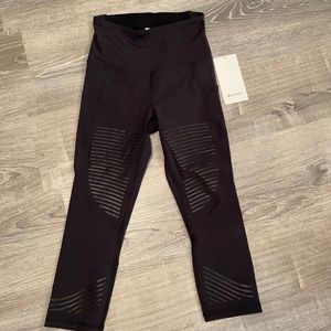 NWT Lululemon Rouge Renegade SHR Crop 21”